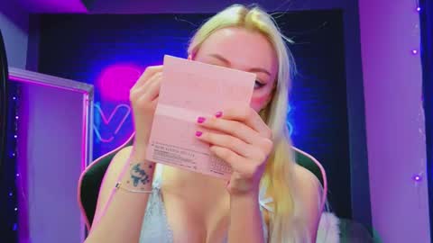 alessiacroft online show from February 19, 6:01 am