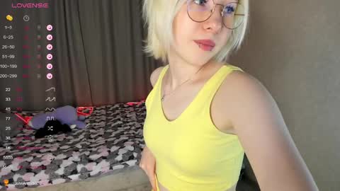 alettaevee online show from March 22, 1:42 am