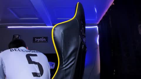 alexgiraldo__ online show from November 13, 3:26 pm