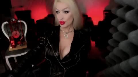 Snapshot of alfa_female chatting on February 27, 5:40 am AlfaFemale online show from February 27, 5:40 am