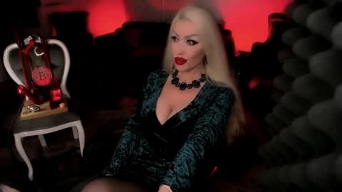 Snapshot of alfa_female chatting on December 17, 8:12 am AlfaFemale online show from December 17, 8:12 am
