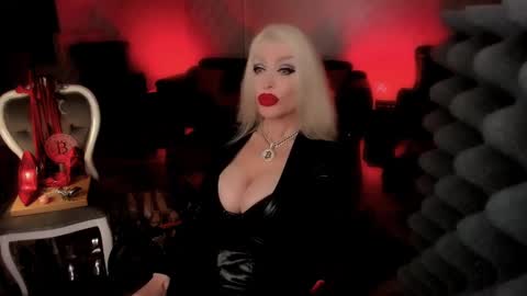 Snapshot of alfa_female chatting on January 23, 6:28 am AlfaFemale online show from January 23, 6:28 am