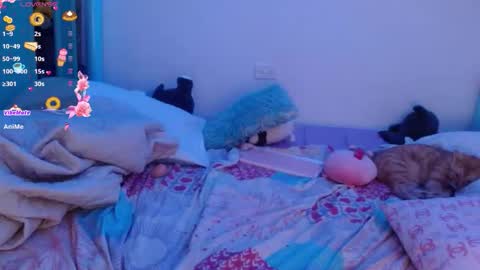 Snapshot of alice_lacroux chatting on October 17, 5:44 am Alice online show from October 17, 5:44 am