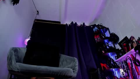 Snapshot of alice_leroy chatting on January 3, 10:29 pm Mistress Alice. online show from January 3, 10:29 pm