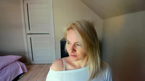 Snapshot of alicee__grace chatting on March 6, 9:36 am Alicee online show from March 6, 9:36 am
