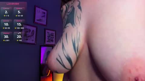 Snapshot of aliciia_miller chatting on October 9, 9:31 pm Alicia online show from October 9, 9:31 pm