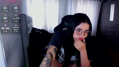 aliice_walker_ online show from December 19, 5:30 pm