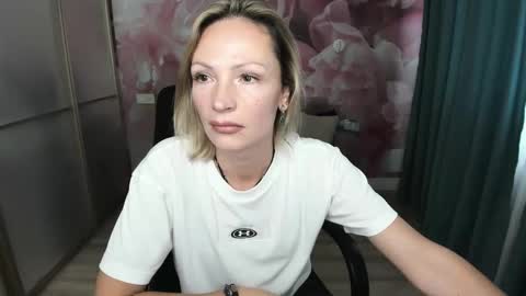 Snapshot of alinamoor chatting on October 17, 8:07 am AlinaMoor online show from October 17, 8:07 am