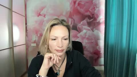 Snapshot of alinamoor chatting on October 21, 5:45 am AlinaMoor online show from October 21, 5:45 am