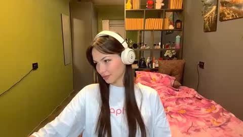 Snapshot of alinedifede chatting on October 8, 10:10 am Alice online show from October 8, 10:10 am