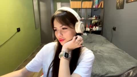 Snapshot of alinedifede chatting on October 16, 10:04 am Alice online show from October 16, 10:04 am