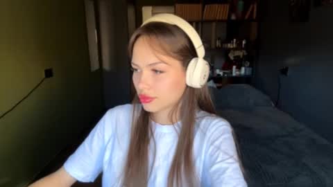 Snapshot of alinedifede chatting on October 21, 5:01 am Alice online show from October 21, 5:01 am