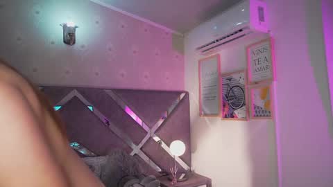 alinnajohnson online show from July 21, 10:39 am