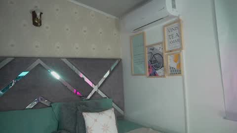 alinnajohnson online show from April 25, 12:51 pm
