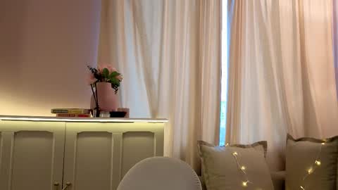 Alisia online show from February 4, 7:45 am