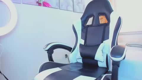 allison_greey online show from April 7, 1:02 pm