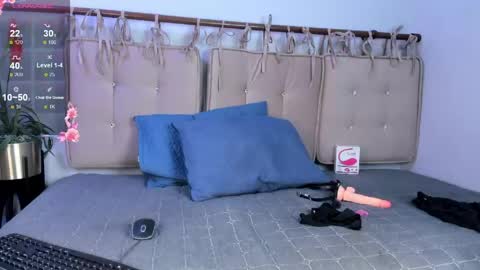 alma_rose_ online show from May 2, 9:09 pm