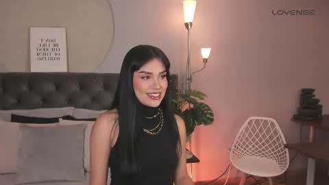 Mia online show from June 18, 4:01 pm