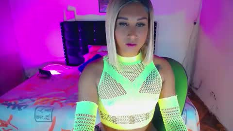alondragill_ online show from June 9, 3:39 am