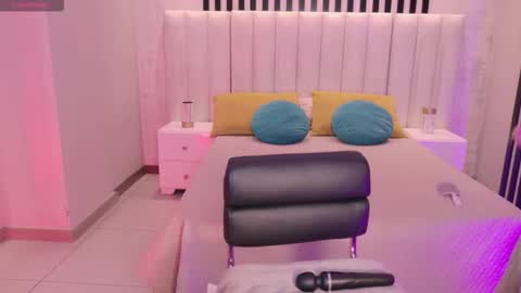 Amaia Haywood online show from March 12, 5:00 am