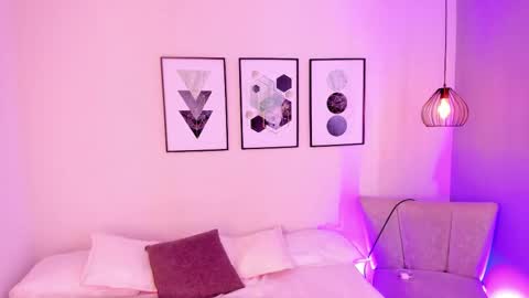 ambarevans_ online show from October 18, 11:36 am