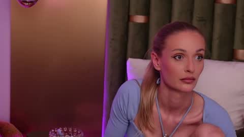 Amelia online show from May 22, 9:10 pm
