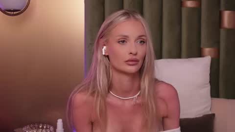 Amelia online show from June 24, 7:54 pm
