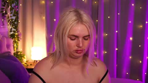  Amelia  online show from June 18, 3:45 am