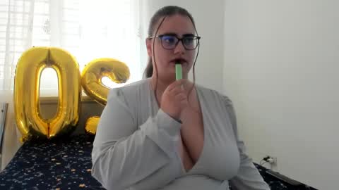 Amira Vyxen online show from April 28, 6:40 am