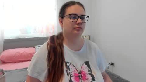 Amira Vyxen online show from June 16, 7:45 am