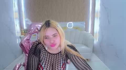 Snapshot of amyg777_s chatting on October 28, 5:30 am Amy  online show from October 28, 5:30 am