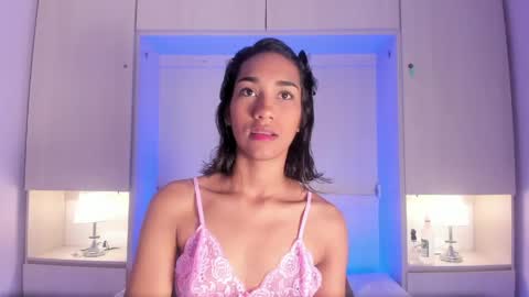 anaacollins_ online show from April 23, 12:02 pm