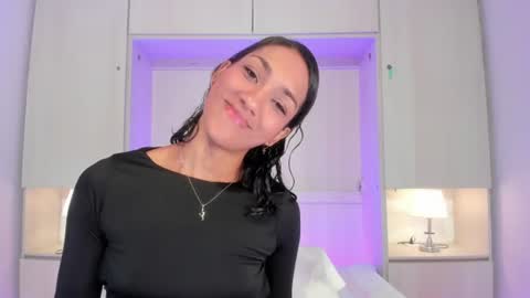 anaacollins_ online show from June 27, 12:22 pm