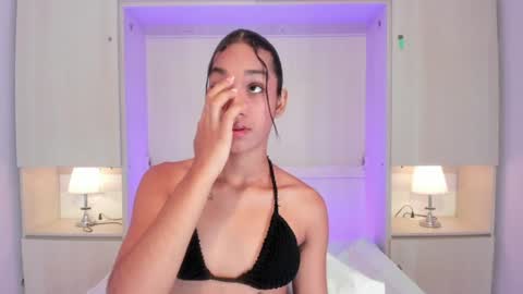 anaacollins_ online show from July 24, 12:13 pm
