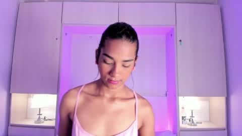 anaacollins_ online show from April 29, 11:37 am