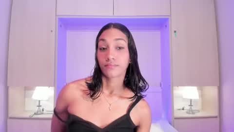anaacollins_ online show from July 3, 11:37 am