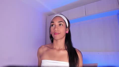 anaacollins_ online show from February 5, 11:47 am