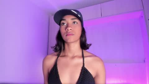 anaacollins_ online show from April 25, 12:51 pm