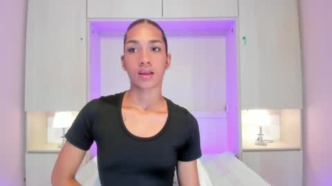 anaacollins_ online show from August 4, 12:01 pm
