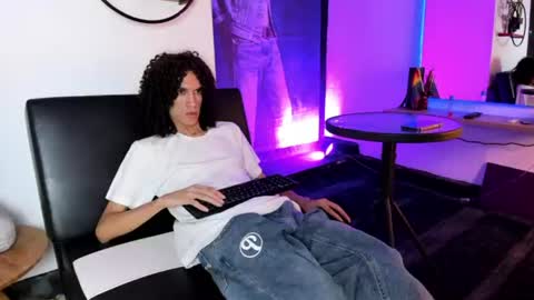 anddy_hugecock online show from July 14, 9:09 pm