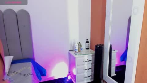 Snapshot of andrea_osorio_ chatting on October 1, 11:42 am Andrea online show from October 1, 11:42 am