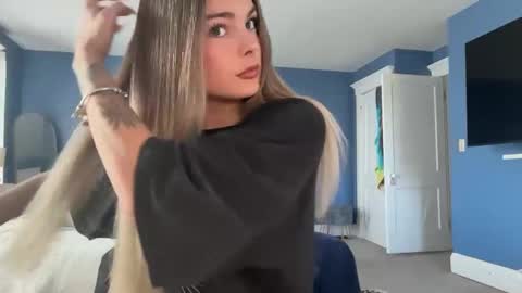 Andrea Elizabeth online show from September 18, 3:38 pm