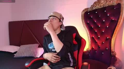 andreew_style_ online show from March 16, 8:46 pm