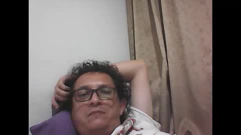 andresfloga online show from December 23, 5:57 am