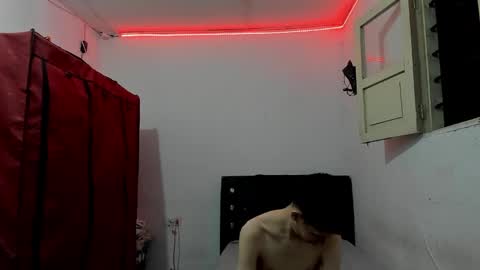 andrew_2811 online show from May 3, 12:49 am
