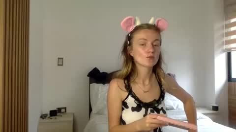 Snapshot of andyzuzka chatting on October 31, 2:39 pm andyzuzka online show from October 31, 2:39 pm