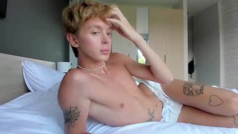 angel_andreww online show from August 1, 8:49 am