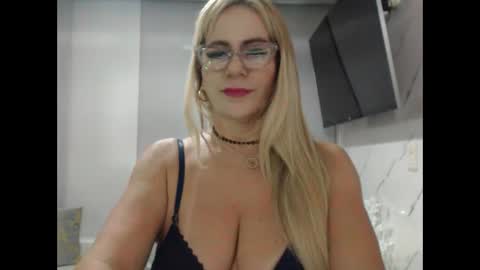 angelinna_12 online show from November 27, 5:59 am