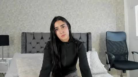 anika_h online show from June 10, 1:32 pm