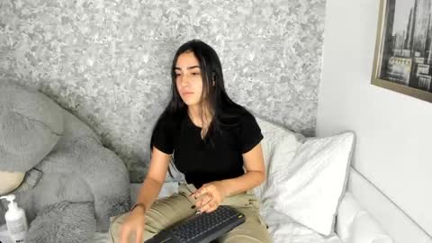 anika_h online show from May 2, 1:06 pm
